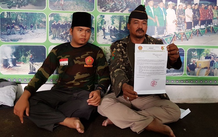 Kasatkorcab Banser Kota Kraksaan Mahmud saat menggelar Jumpa Pers dan siap kirim surat ke Kapolres protes terkait kasus penganiayaan kades Rangkang.