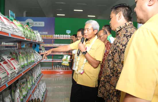 Direktur Teknik & Pengembangan (Dirtekbang) PG Arif Fauzan menunjukkan produk-produk yang dijual di Petromart usai launching. foto: SYUHUD/ BANGSAONLINE