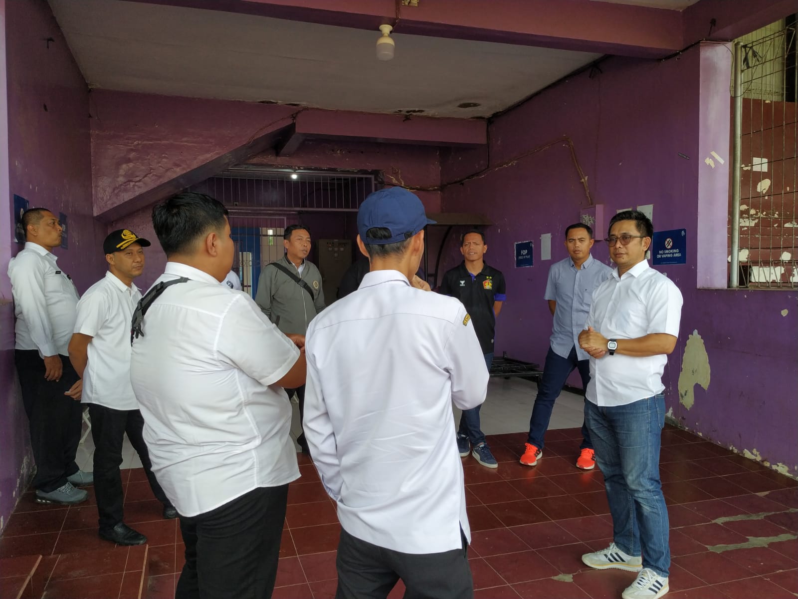 Manajemen Persik Kediri saat mengecek Stadion Brawijaya. (Ist)