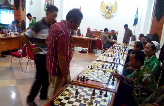 Wabup Yudi Sumbogo saat meninjau kejuaraan catur.