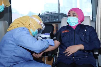 Gubernur Jawa Timur Khofifah Indar Parawansa saat mendonorkan darahnya di dalam mobil PMI keliling  di Gedung Negara Grahadi Surabaya, Senin (6/4). foto: istimewa/ BANGSAONLINE.COM