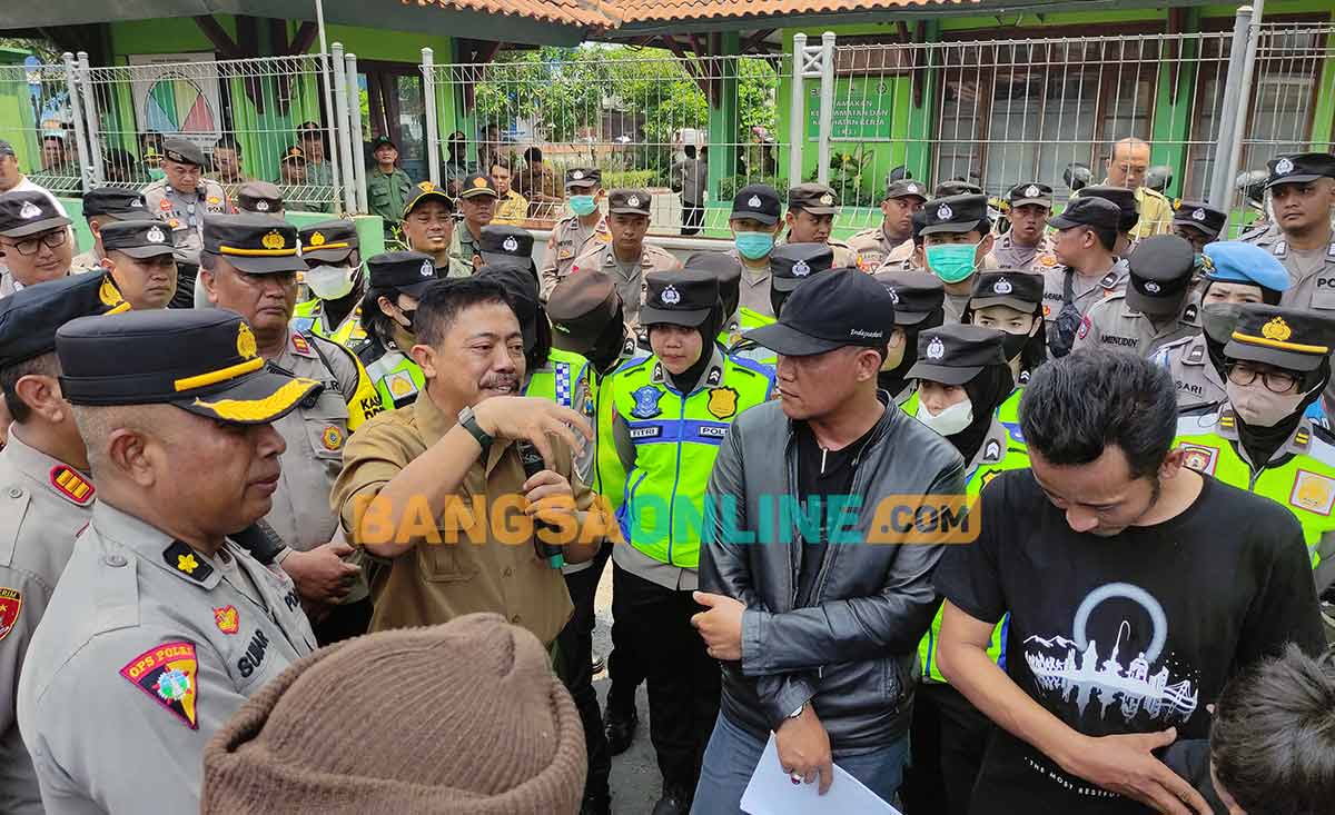 Administratur KPH Perhutani Mojokerto ketika menemui perwakilan petani. Foto: YUDI EKO PURNOMO/BANGSAONLINE