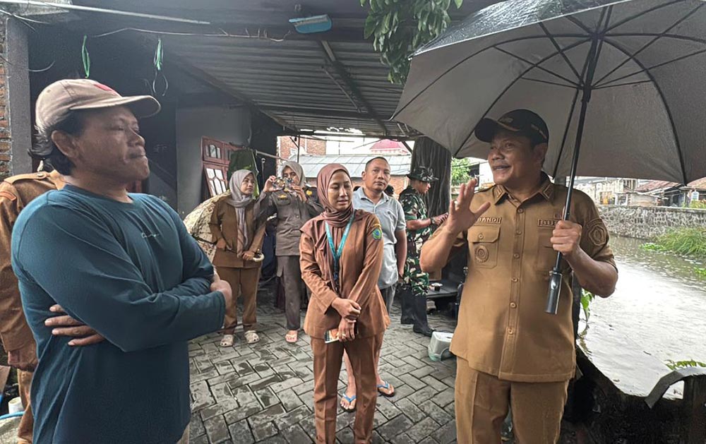 Bupati Sidoarjo, H. Subandi, saat memantau wilayah terdampak banjir di ruas jalan perbatasan Desa Tambak Sawah dan Tambakrejo, Kecamatan Waru, Senin (24/11/2025) sore.