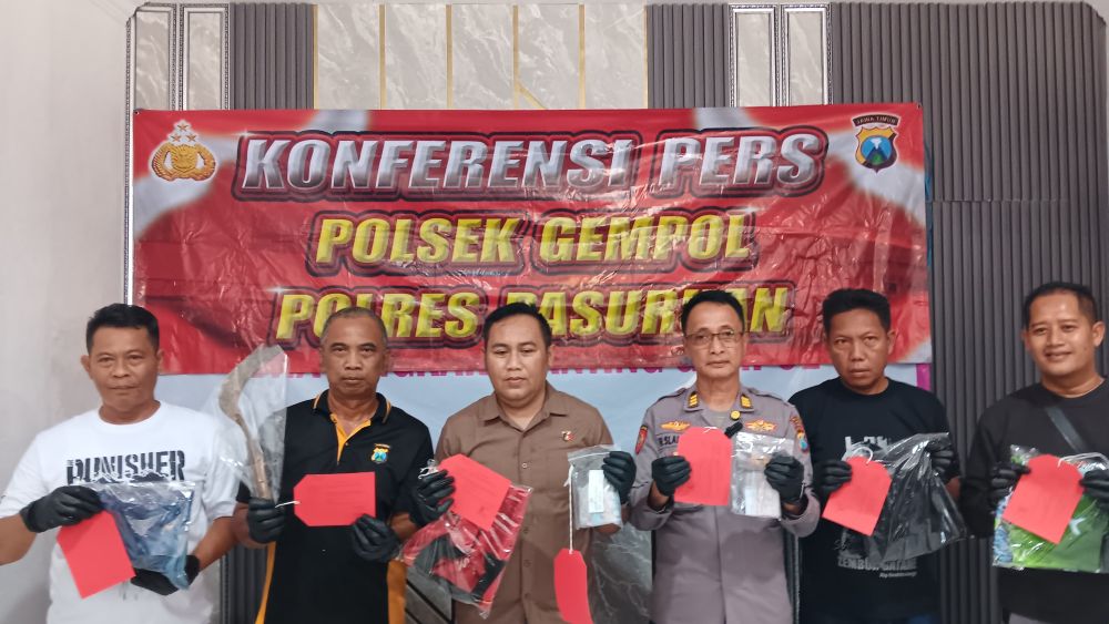 Konferensi pers Polsek Gempol dalam pengungkapan pencurian di rumah perawat saat lebaran
