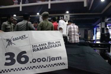 harga tiket di hiburan yang semestinya tutup saat Ramadan. foto:rusmiyanto/BANGSAONLINE