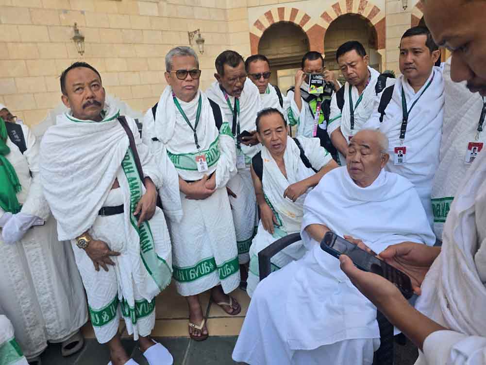 Prof Dr KH Asep Saifuddin Chalim (duduk di kursi) memberi pengarahan kepada para jemaah umrah Auva Amanatul Umnah sekaligus memimpin doa sesaat menjelang berangkat ke Masjidil Haram untuk thawaf dan sai di pelataran hotel di Makkah. Foto: Bangsaonline.