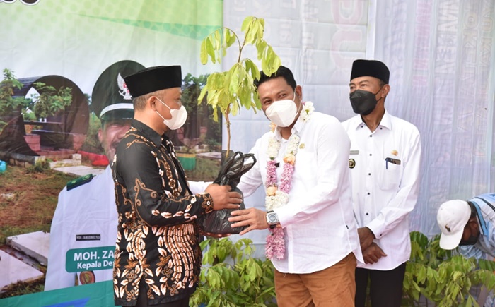 SIMBOLIS: Wabup Subandi menyerahkan bibit pohon Kelengkeng kepada warga Desa Simoketawang Wonoayu, Rabu (9/2). foto: istimewa