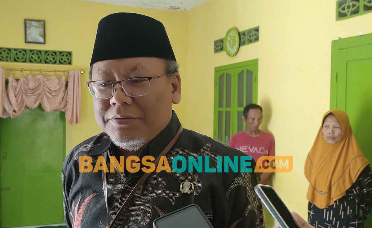 Kasi Penyelenggaraan Haji dan Umrah Kantor Kementerian Agama Kabupaten Kediri, Abdul Kholiq Nawawi, usai takziah ke rumah Almarhumah Ibu Kartini salah satu jemaah haji yang meninggal dunia, di Desa Karanganyar, Kecamatan Wates. Foto: MUJI HARJITA/BANGSAONLINE