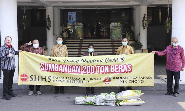 Prihatin Kondisi Wabah Covid-19, Alumni Xin Zhong Serahkan 200 Ton Beras ke Pemkot Surabaya