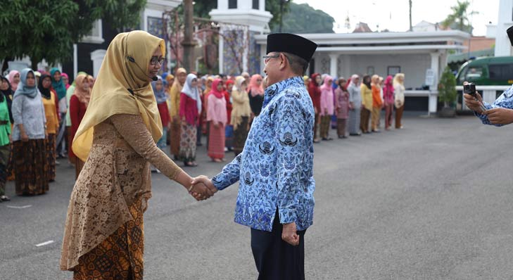 Wakil Bupati Tuban Noor Nahar Husein menyalami pemimpin upacara.