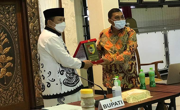 Bupati Jember Hendy Siswanto bertukar cendera mata dengan Direktur Utama PT Mitratani Dua Tujuh usai menggelar pertemuan di Pendopo Wahyawibiwagraha.