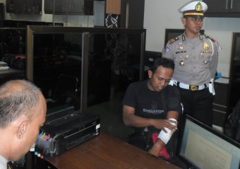 KERNET BUS - Kondektur Bus Harapan Jaya, Darma Eka, diperiksa penyidik Satlantas Polres Sidoarjo, Senin (13/10/2014). foto: catur andy/BangsaOnline


