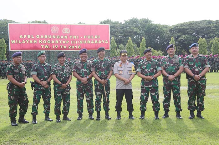 Kaskoarmada II Laksamana Pertama TNI Ahmadi Heri Purwono, SE, MM (empat dari kiri), saat menghadiri Apel Gabungan TNI–Polri Wilayah Kogartap III Surabaya TW. IV TA. 2018.