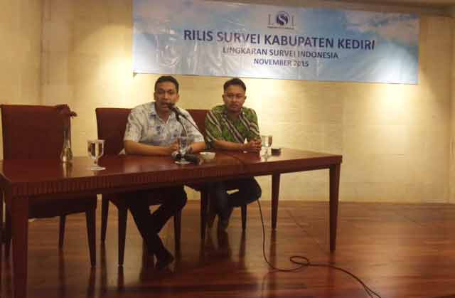LSI saat memberikan keterangan ke sejumlah wartawan terkait hasil survei yang telah dilakukan. foto: arif kurniawan/BANGSAONLINE