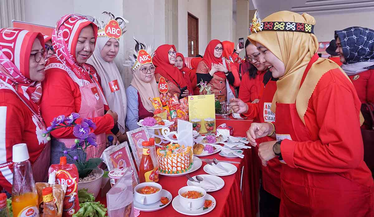 Ketua TP PKK Kota Pasuruan, Suryani Firdaus, saat melihat stan-stan dalam gelaran Akademi ABC: Ahlinya Buat Cita Rasa Roadshow 2025.