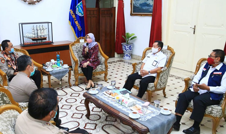 Kunjungan Dirpamobvit Baharkam Polri, Brigjen Drs. Hari Prasojo ke Kabupaten Probolinggo yang ditemani Kapolres Probolinggo, AKBP Ferdy Irawan saat bertemu langsung Bupati Probolinggo, Hj. Tantriana Sari S.E., di Pringgitan Rumah Dinas Bupati.