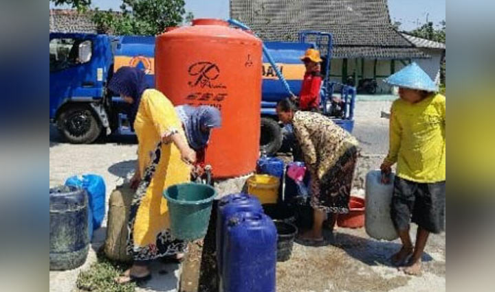 Warga terdampak kekeringan di Tuban antre mendapatkan air bersih.