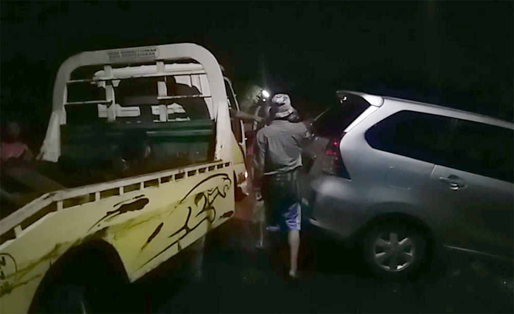 Mobil korban saat dievakuasi menggunakan derek.