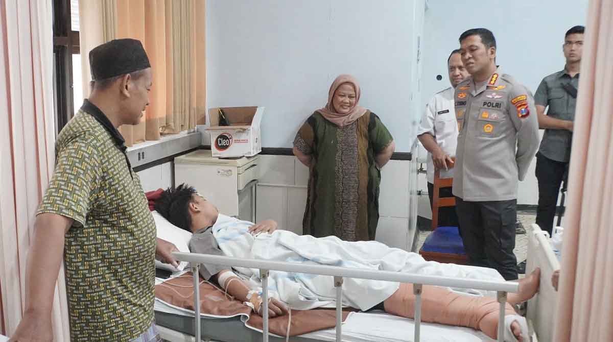 Kapolresta Sidoarjo saat menjenguk santri Ponpes Al Khoziny di rumah sakit.