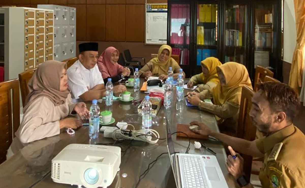 Jajaran komite saat menemui Kepala SMAN 6 Depok.