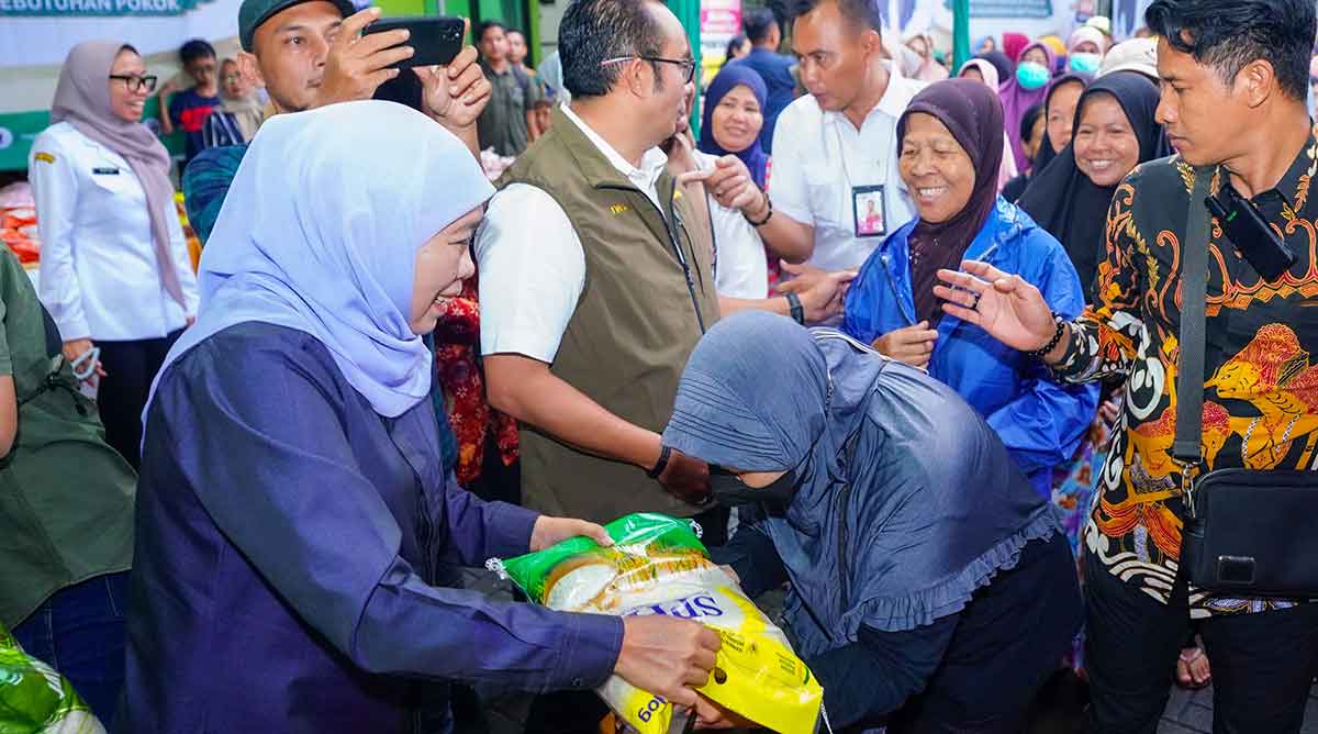 Gubernur Khofifah saat menyapa masyarakat dalam Pasar Murah di Sidoarjo.