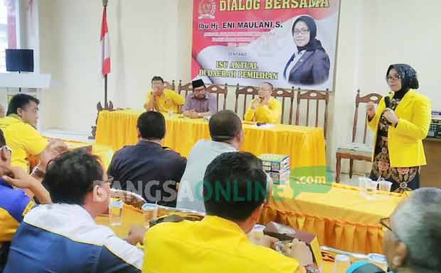 Anggota FPG DPR RI Eni Maulani S, didampingi Ketua DPD II Golkar Gresik Ahmad Nurhamim, penasehat DPD Golkar KH. Nur Muhamad dan Sekretaris DPD Atek Ridwan. foto: SYUHUD/ BANGSAONLINE