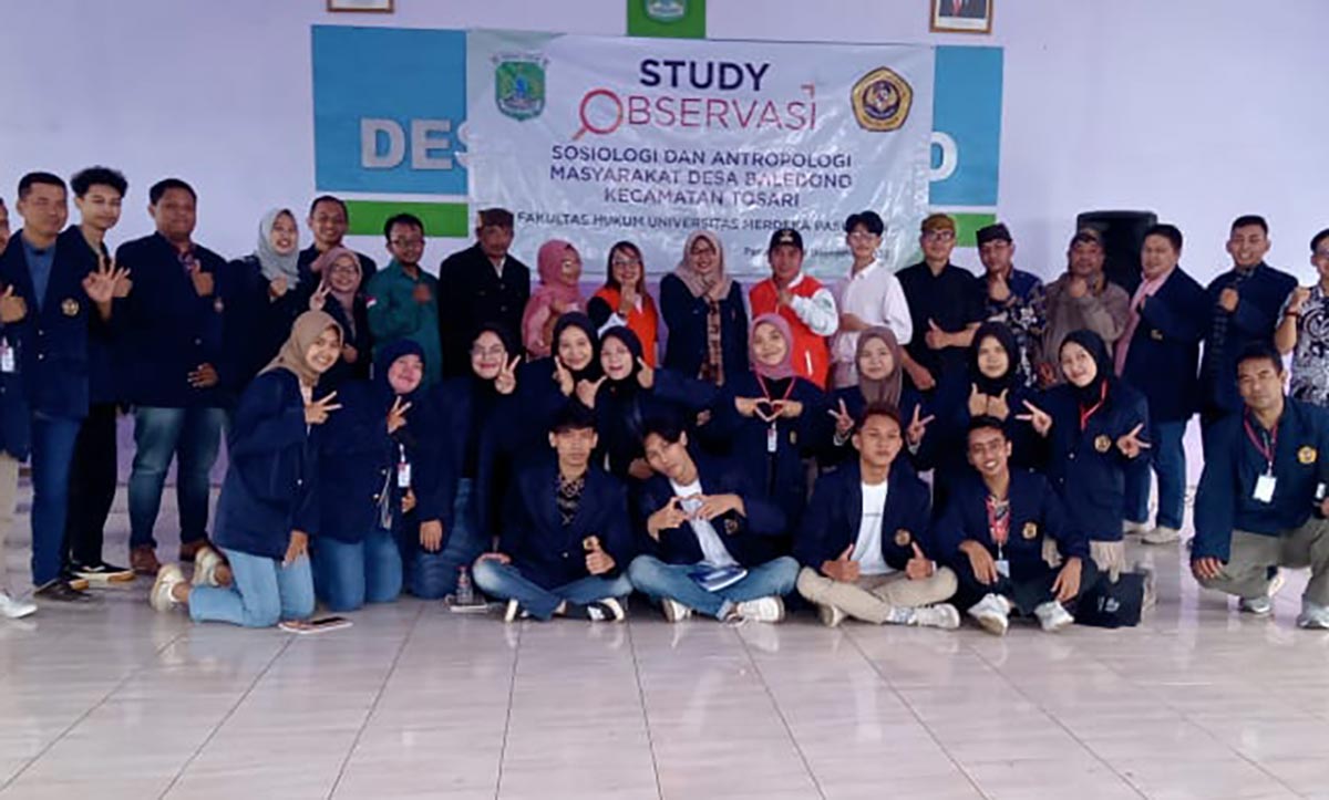 Para Mahasiswa Universitas Merdeka Kota Pasuruan foto bersama usai studi observasi di Desa Baledono.