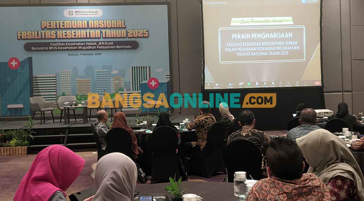 Penyerahan penghargaan bagi mitra BPJS Cabang Madiun. Foto: HENDRO SUHARTONO/BANGSAONLINE