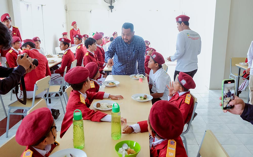 Bupati Gresik, Fandi Akmad Yani berbincang dengan siswa Sekolah Rakyat Terintegrasi 45 Semarang yang sedang makan siang. Foto: Ist.