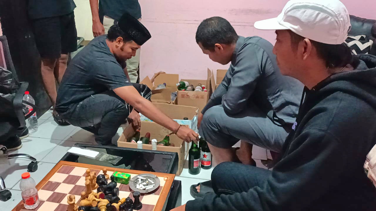 Polres Pamekasan saat menyita ratusan botol miras berbagai merek dari sejumlah penjual