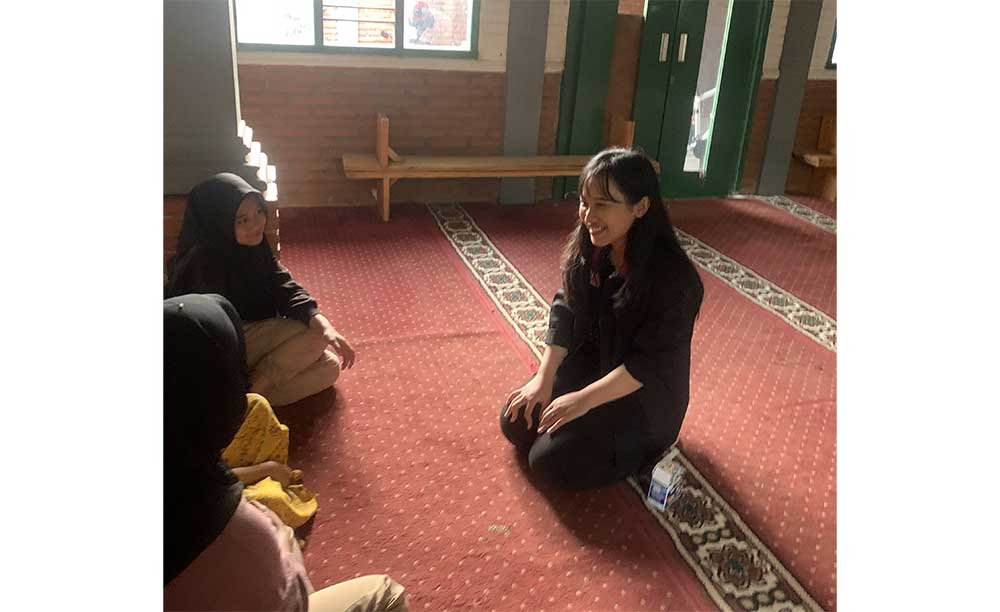 Mahasiswa Kelompok 21 PMM UMM, Dinda Akila Galuh Pramesty, saat melakukan konseling kelompok bersama anak panti asuhan.