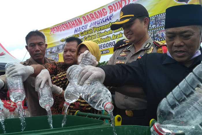 Minuman keras jenis arak yang dimusnahkan.