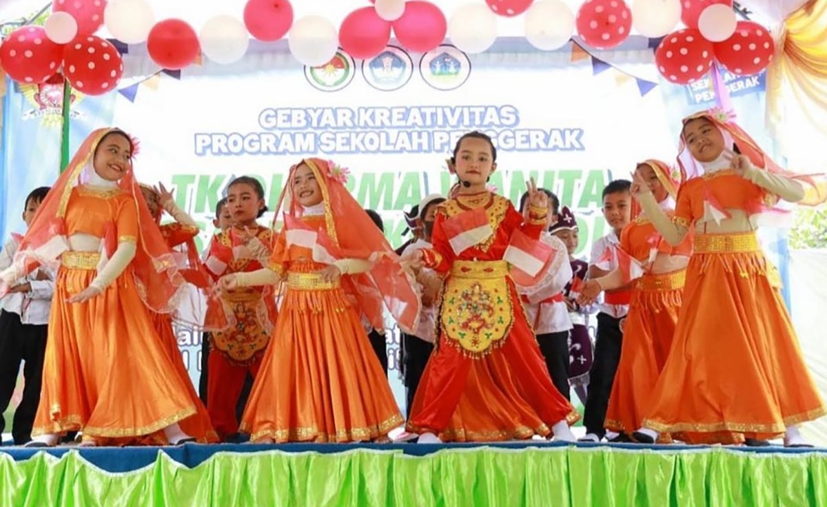 Siswa-siswi menampilkan kreativitas menari, sebagai bagian dari sekolah ramah anak di Kota Kediri. Foto: Ist.