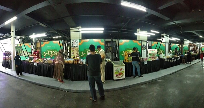 Suasana pengunjung UMKM di Jember Festival.