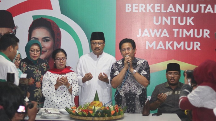 Gus Ipul saat memanjatkan doa sebelum pemotongan tumpeng peresmian Posko Pemenangan Gus Ipul-Puti, Rabu (7/2) petang. Foto: YUDI A/BANGSAONLINE
