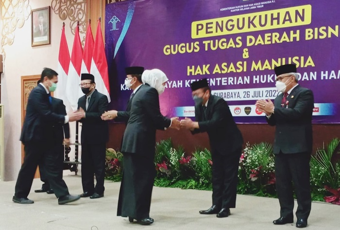 Gubernur Jawa Timur Khofifah Indar Parawansa, menghadiri pengukuhan Gugus Tugas Bisnis dan HAM Daerah. foto: DEVI FITRI AFRIYANTI/BANGSAONLINE
