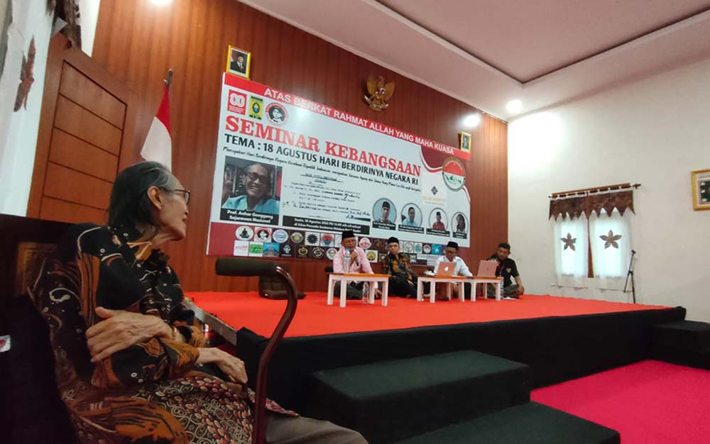 Prof. Anhar Gonggong (kiri) saat menjadi pembicara utama dalam Seminar Kebangsaan bertema “18 Agustus Berdirinya Negara Republik Indonesia”. Foto: Ist.
