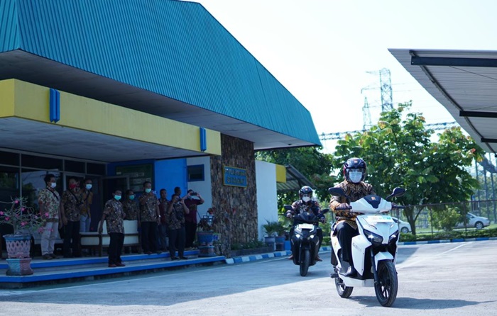 General Manager PLN UIT JBTB sedang melakukan pengetesan motor listrik.