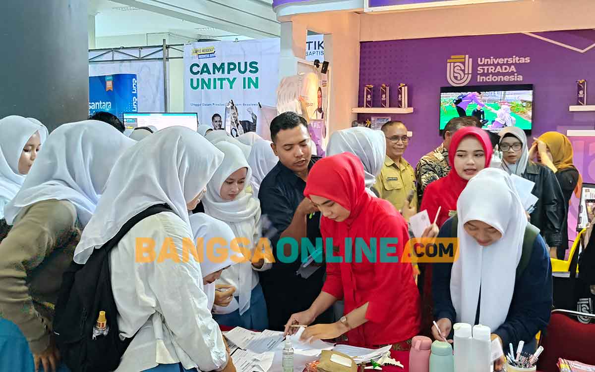 Salah satu perguruan tinggi dalam Pameran Pendidikan 2025 di Kediri. Foto: MUJI HARJITA/BANGSAONLINE