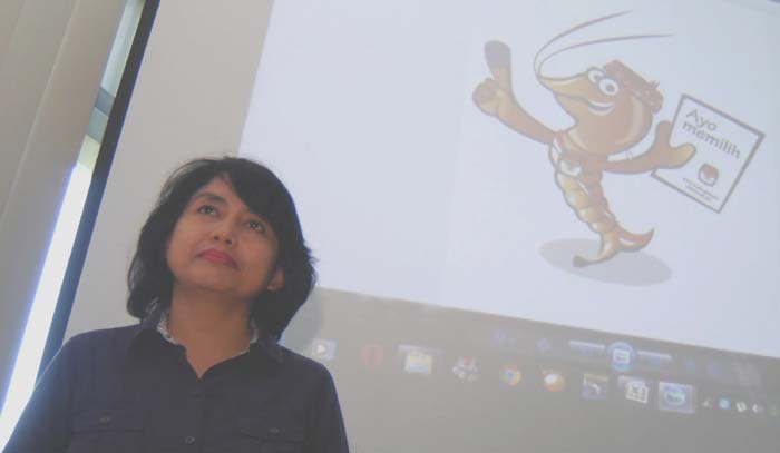 RESMI - Maria Nala Damajanti saat menunjukkan "Si Mantis" yang resmi menjadi maskot untuk Pemilukada Sidoarjo 2015. foto: musta