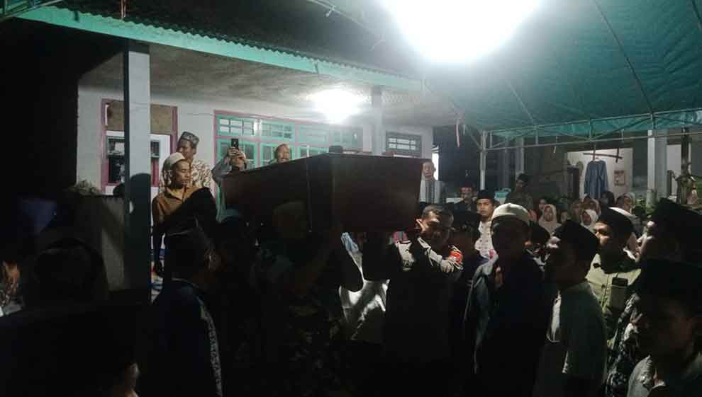Jenazah kakak dan adik korban bangunan musala runtuh PP Al Khoziny saat sampai di rumah duka.