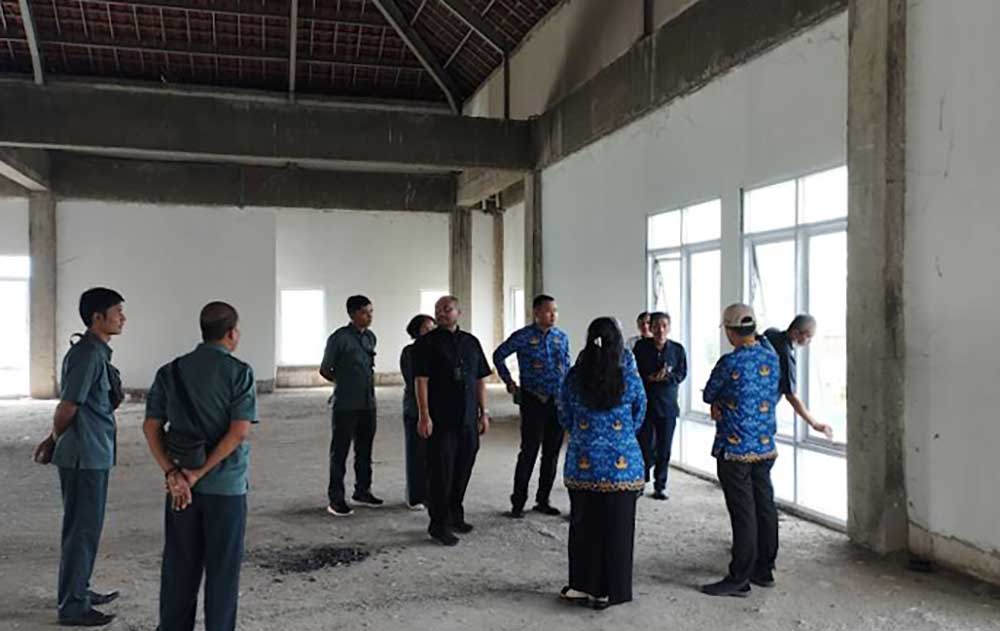 Rombongan MA saat sidak ke gedung PN Tuban yang mangkrak. Foto: Ist.