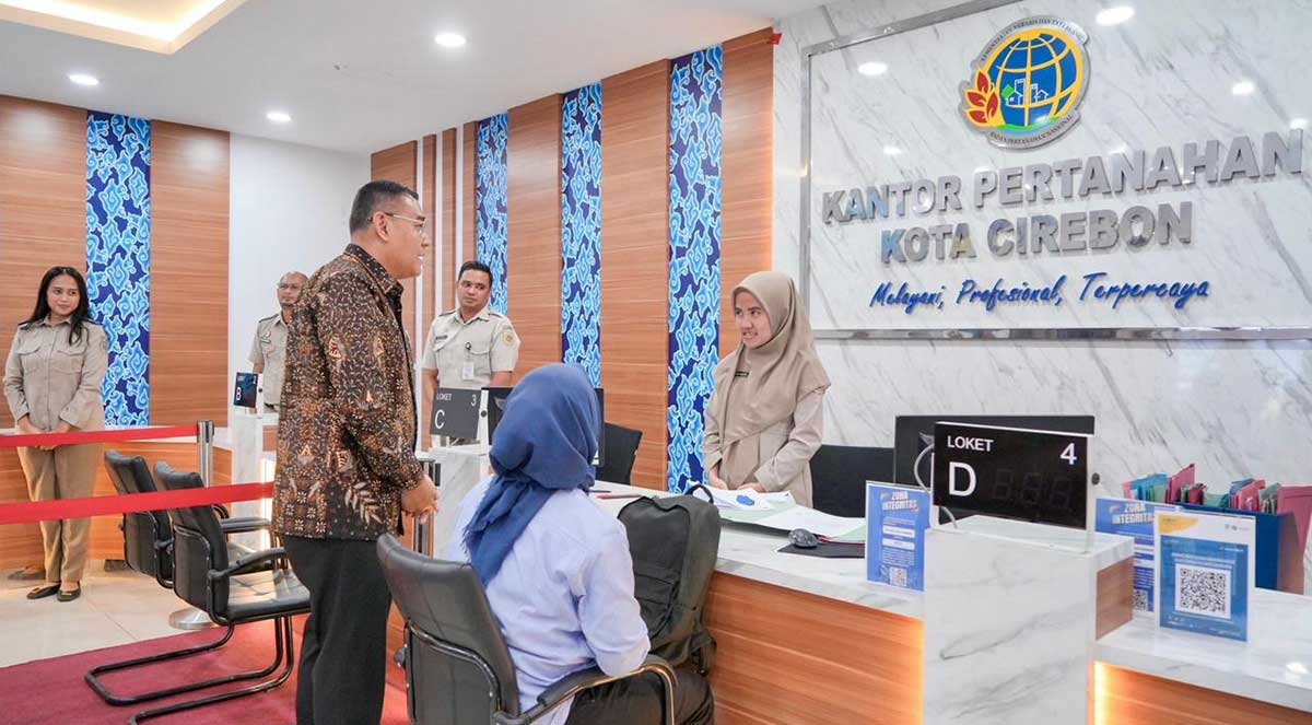 Wamen ATR/BPN ketika meninjau layanan pertanahan di Kota Cirebon.