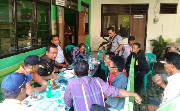 Warga korban lumpur relokasi Renojoyo, Kedungsolo saat berkomunikasi dengan Kajari Sidoarjo HM Sunarto SH. foto: NANANG I/ BANGSAONLINE
