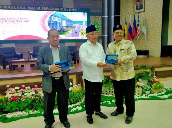Prof Dr KH Asep Saifuddin Chalim, MA, (tengah) dan Prof Dr Mulyadhi Kartanegara (kiri) saat menerima cindera mata dari Prof Dr Agus Maimun MPd, Kepala LP2M Universitas Negeri Malang, Rabu (31/8/2022). Foto: MMA/BANGSAONLINE.com  