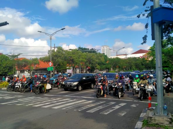 Para pengendara sepeda motor di Jalan Dr Mostopo Surabaya berhenti karena lampu merah di triffic light (TL ) itu menyala. Di triffic light (TL) ini suara Wali Kota Surabaya Eri Cahyadi setiap saat terdengar keras. Foto: bangsaonline.com