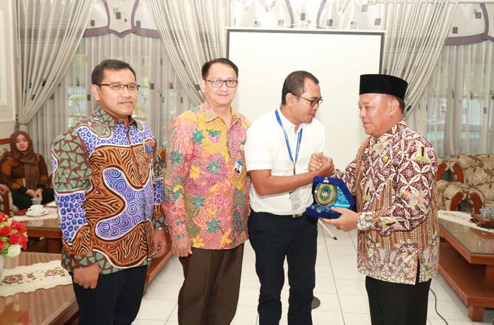 Puji Gunawan, perwakilan Kemenko Perekonomian RI memberikan cinderamata pada Bupati Fadeli. 