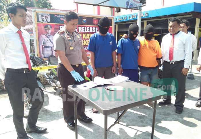 Ketiga tersangka pencurian sepeda motor saat press release di Mapolres Blitar. foto: AKINA/ BANGSAONLINE