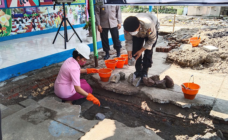 Peletakan batu pertama pembangunan gedung sekolah TK Kemala Bhayangkari. (foto: ist)