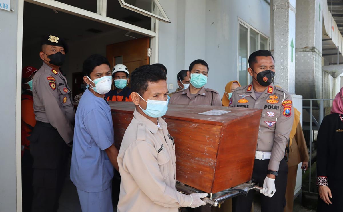 Jenazah korban ledakan di Blitar saat hendak diserahkan kepada keluarga.